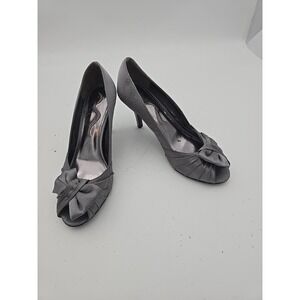 Nina New York Women's Shoes Gray Satin‎ Bows 8M Open Toe 4 in High Heels Pump